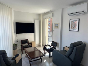 Bright sunny flat 2 bedrooms 750 sqft + free PKG